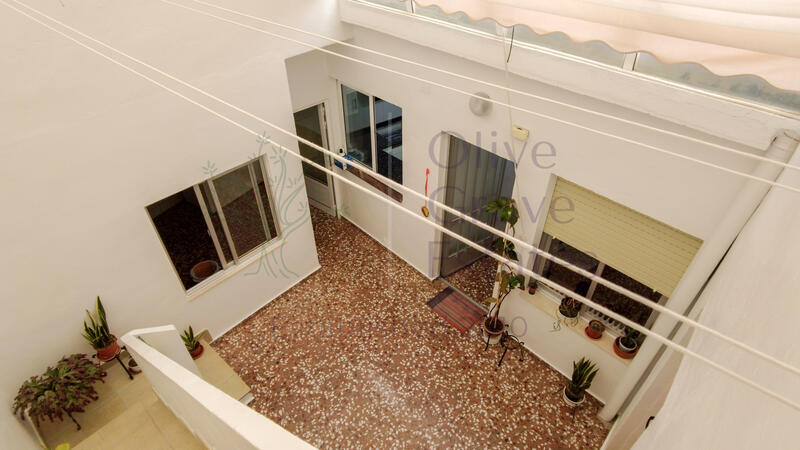 8 bedroom Townhouse for sale