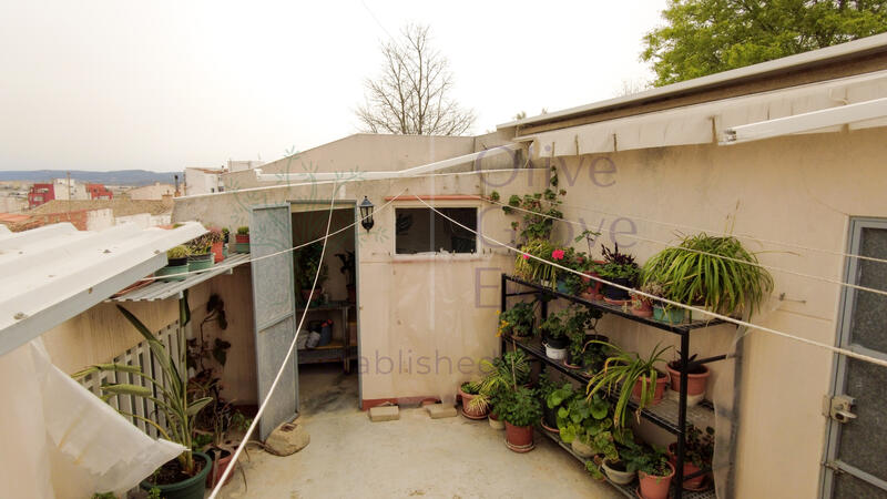 8 bedroom Townhouse for sale