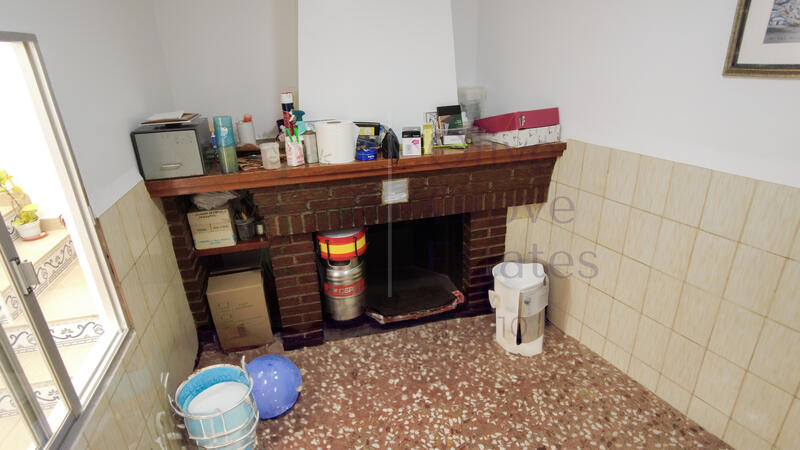 8 bedroom Townhouse for sale