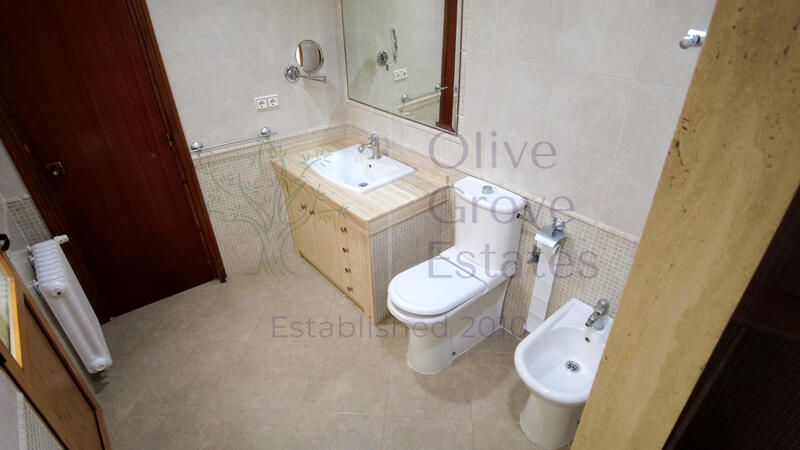 8 bedroom Townhouse for sale