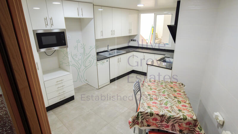 8 bedroom Townhouse for sale