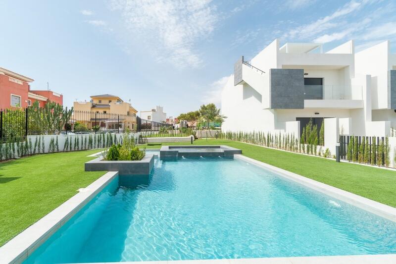 Villa en venta en Torrevieja, Alicante