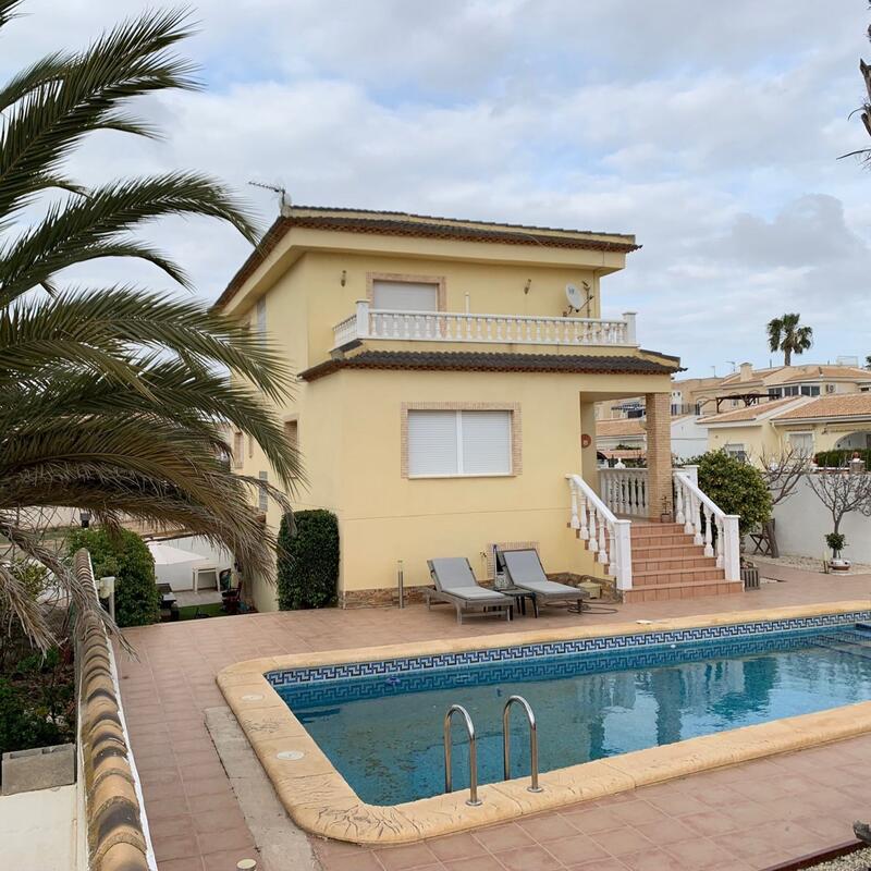Villa for sale in Benijófar, Alicante