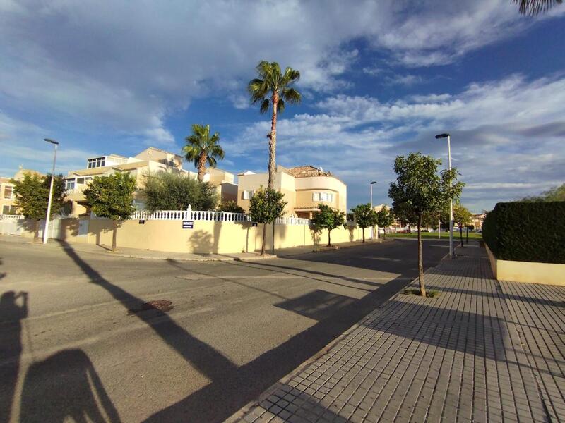 вилла продается в Torrevieja, Alicante