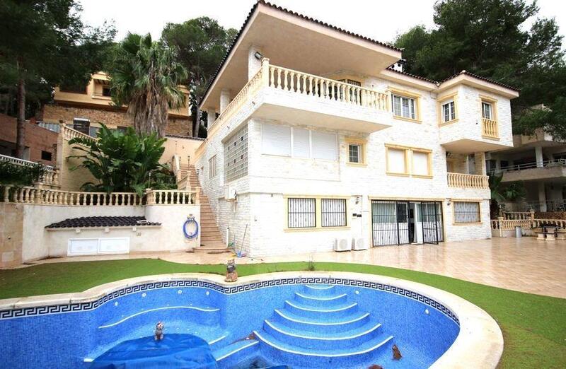 6 bedroom Villa for sale