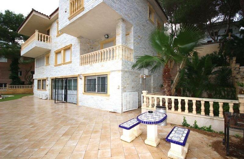 6 bedroom Villa for sale