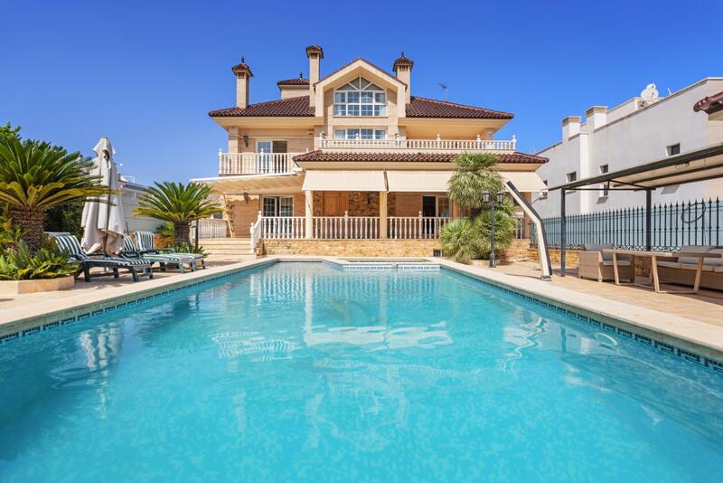 Villa en venta en Torrevieja, Alicante