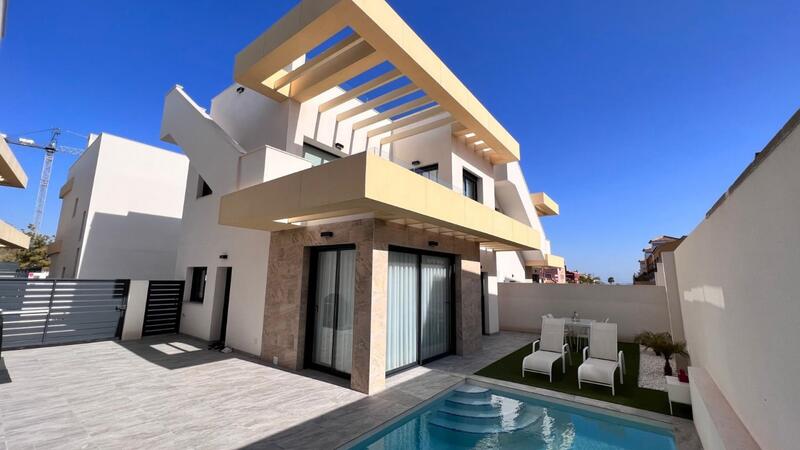 Villa en venta en Los Montesinos, Alicante