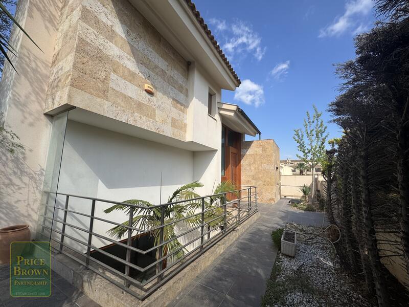 5 bedroom Villa for sale