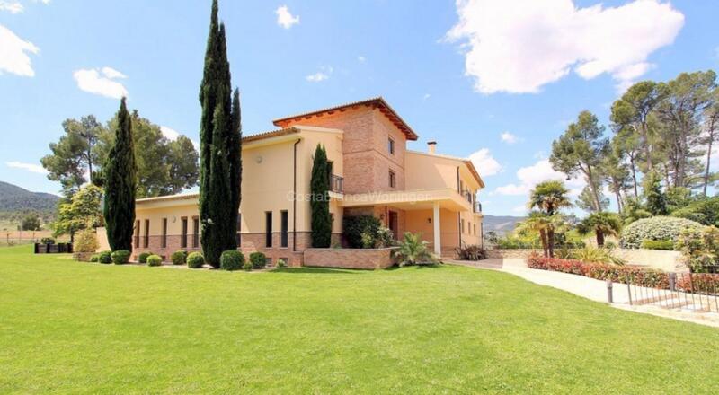 6 bedroom Villa for sale