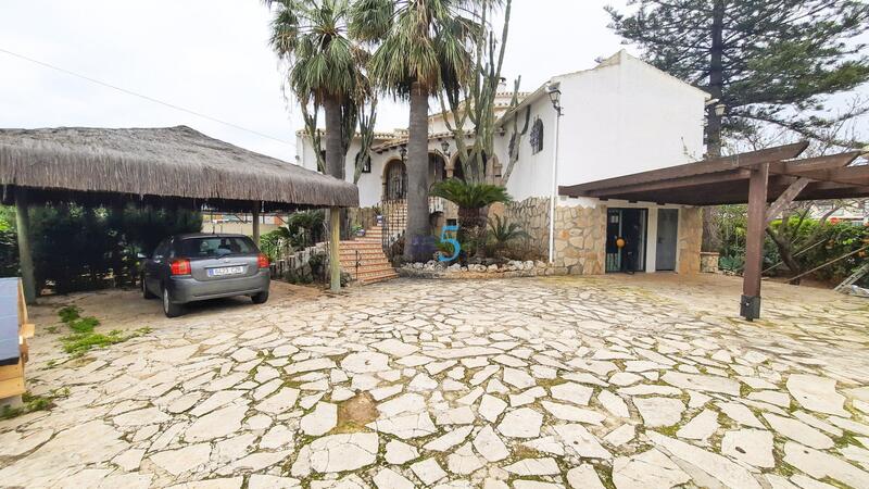 6 bedroom Villa for sale