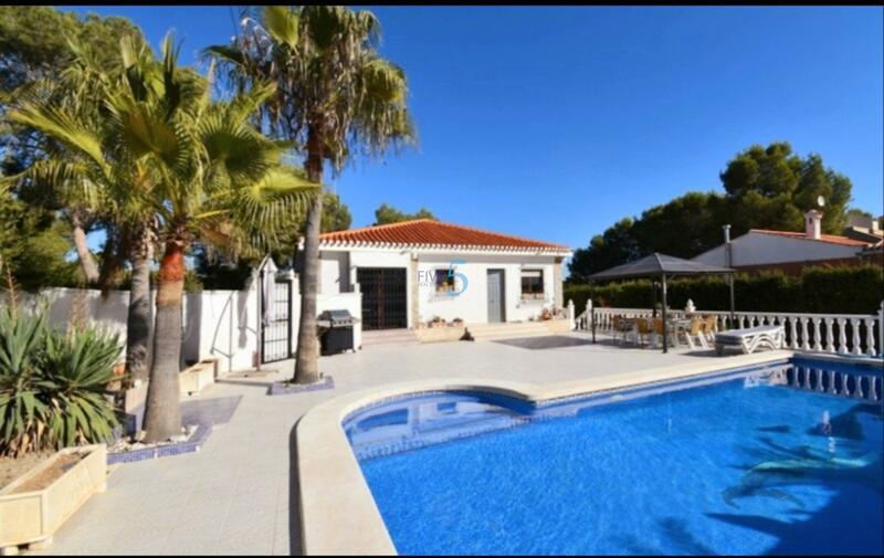 Villa en venta en Pilar de la Horadada, Alicante