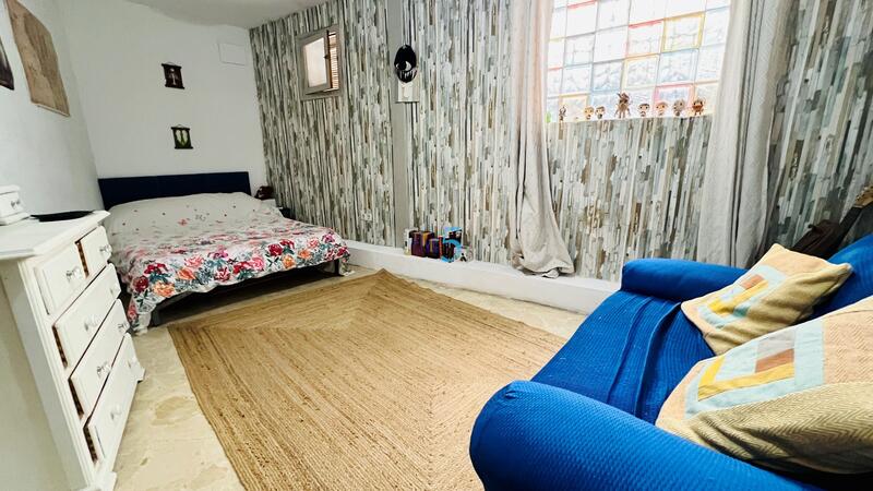 5 bedroom Townhouse for sale