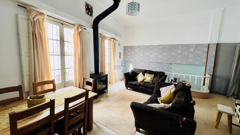 5 bedroom Townhouse for sale