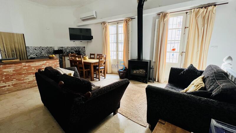 5 bedroom Townhouse for sale
