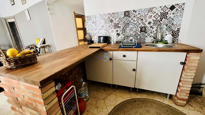 5 bedroom Townhouse for sale