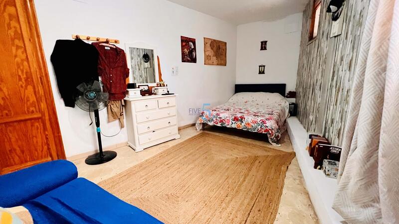 5 bedroom Townhouse for sale