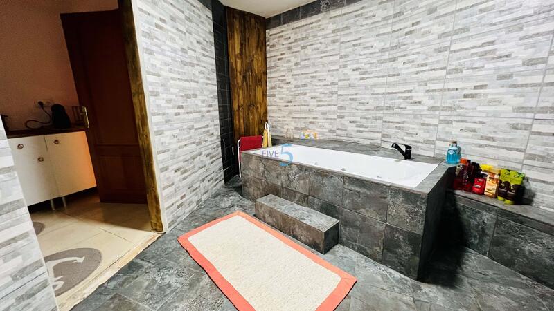 5 bedroom Townhouse for sale