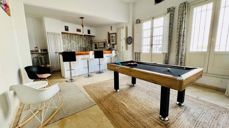5 bedroom Townhouse for sale