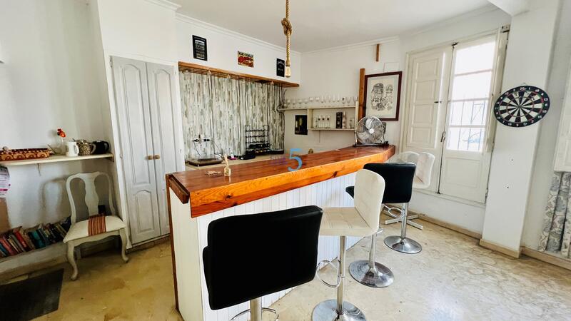 5 bedroom Townhouse for sale