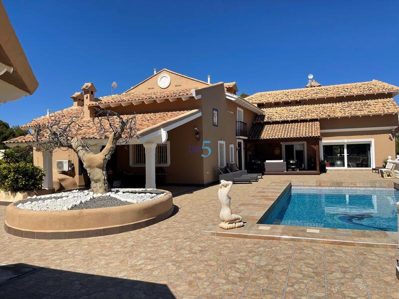 Villa en venta en La Nucia, Alicante