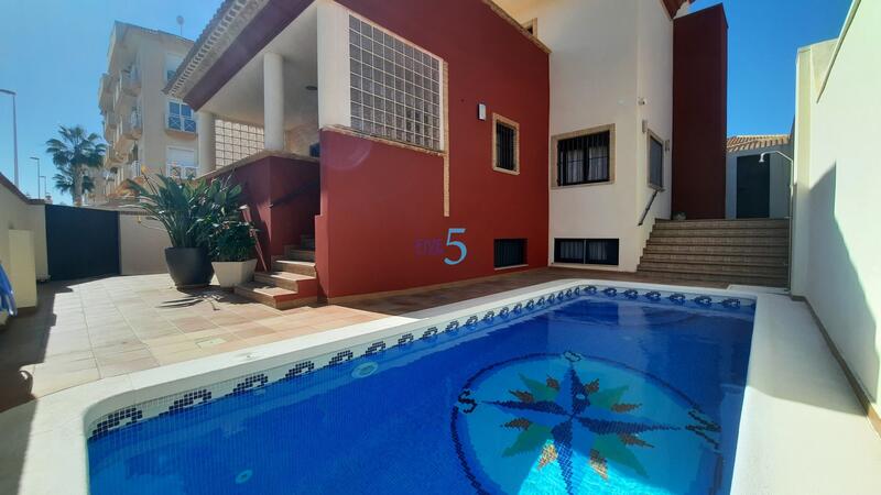 4 Cuarto Villa en venta