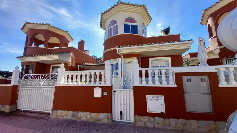 Rekkehus til salgs i Daya Nueva, Alicante