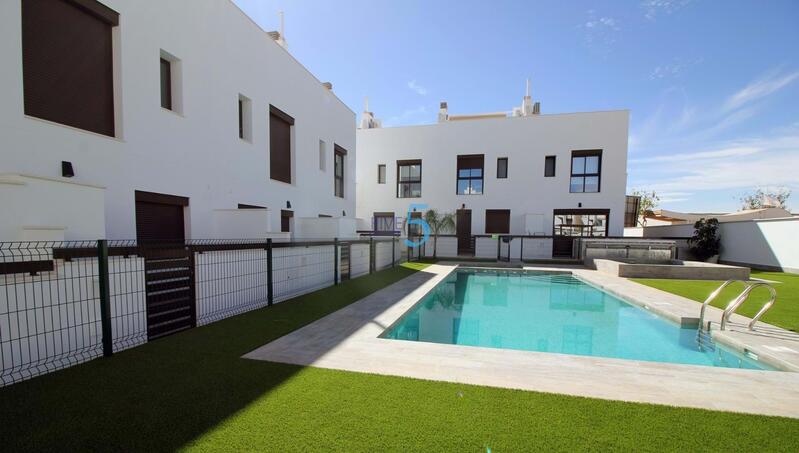 Villa en venta en Pilar de la Horadada, Alicante