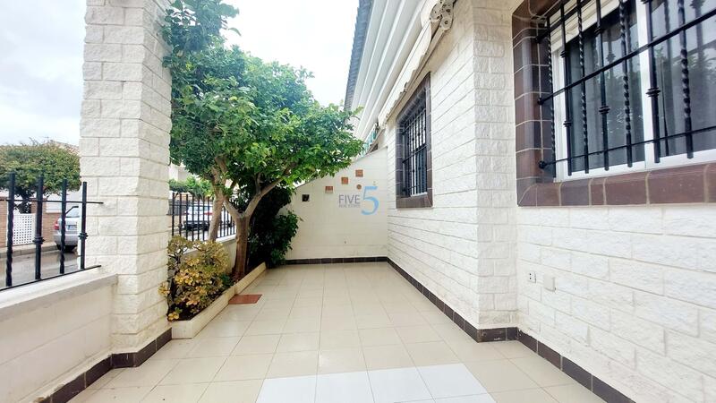 4 bedroom Townhouse for sale