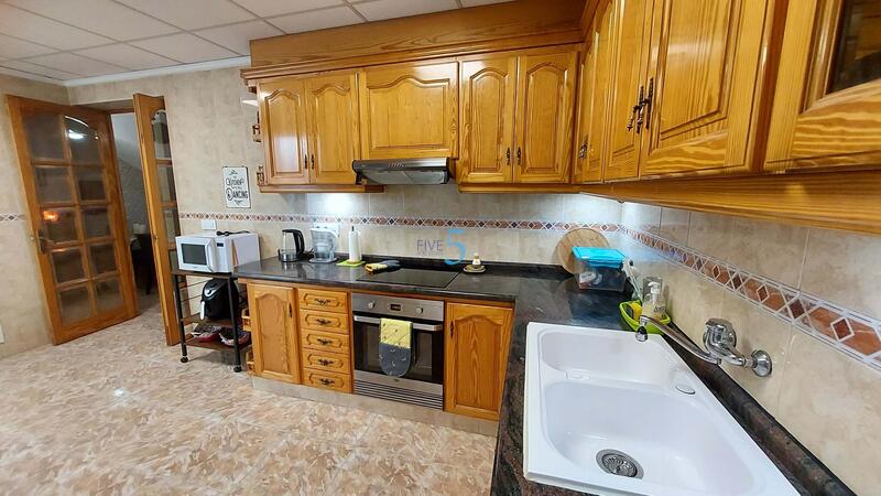 5 bedroom Townhouse for sale