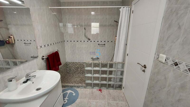 5 bedroom Townhouse for sale