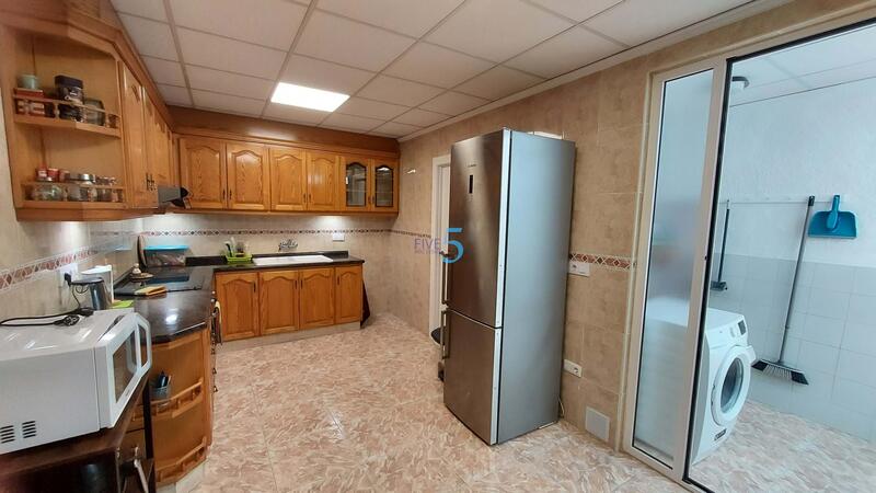 5 bedroom Townhouse for sale