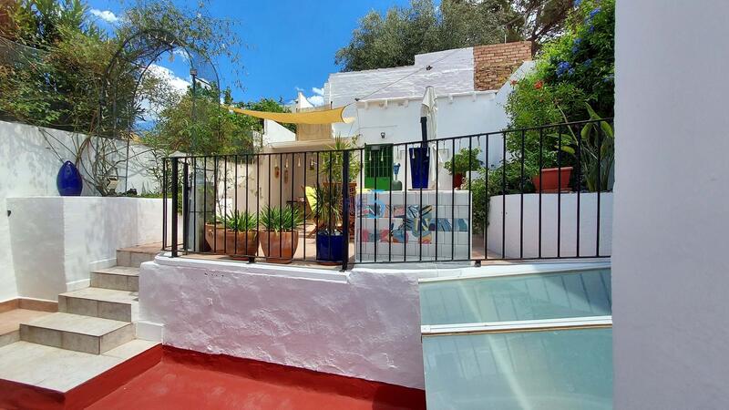 5 bedroom Townhouse for sale