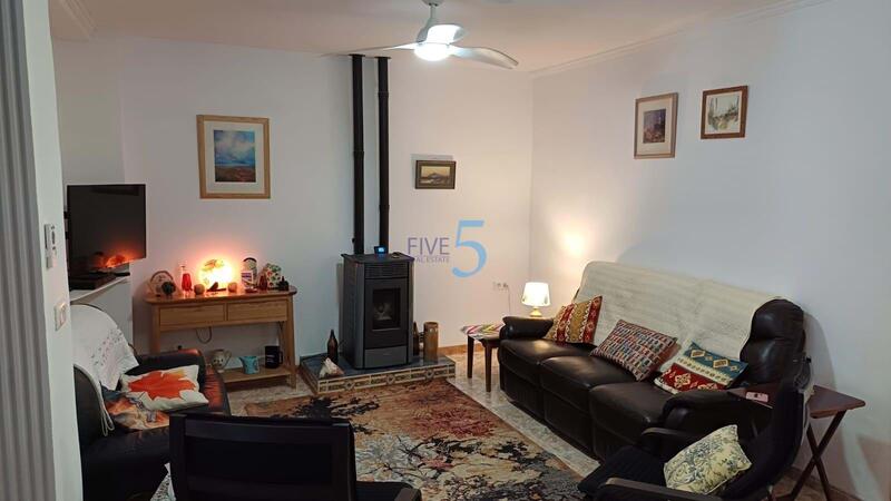 5 bedroom Townhouse for sale