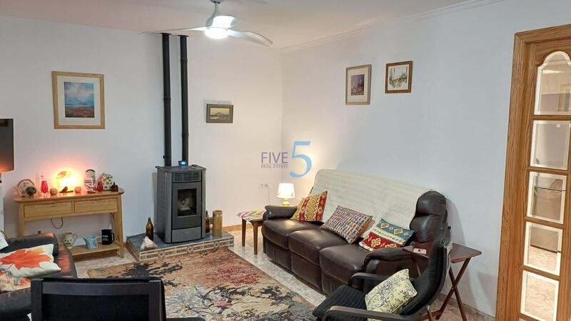 5 bedroom Townhouse for sale