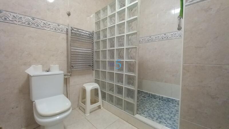 2 slaapkamer Gezinswoning Te koop