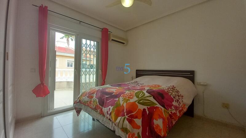 2 slaapkamer Gezinswoning Te koop
