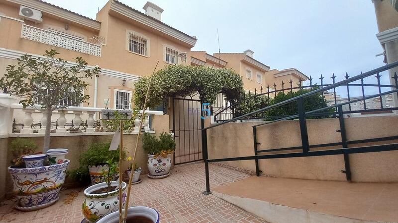 2 slaapkamer Gezinswoning Te koop