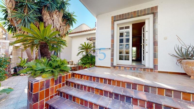 8 bedroom Villa for sale
