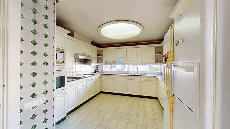 8 bedroom Villa for sale