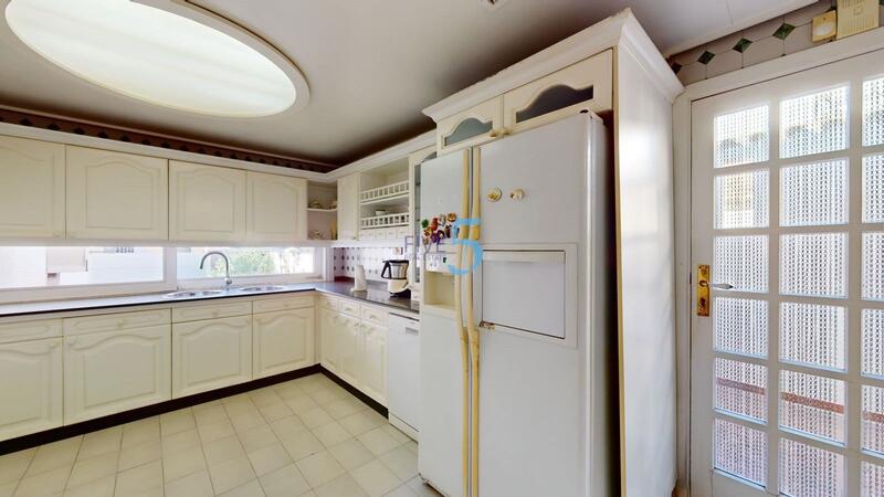8 bedroom Villa for sale