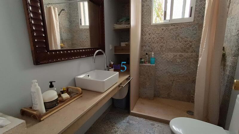 5 bedroom Townhouse for sale
