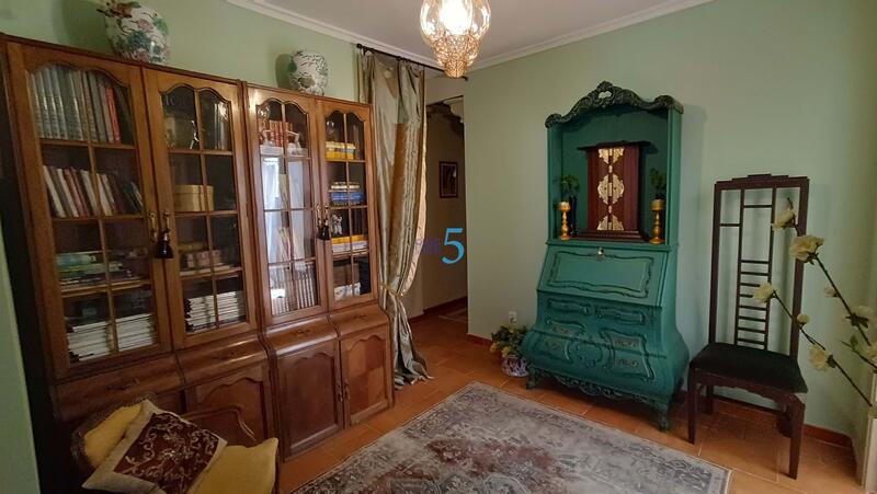 5 bedroom Townhouse for sale