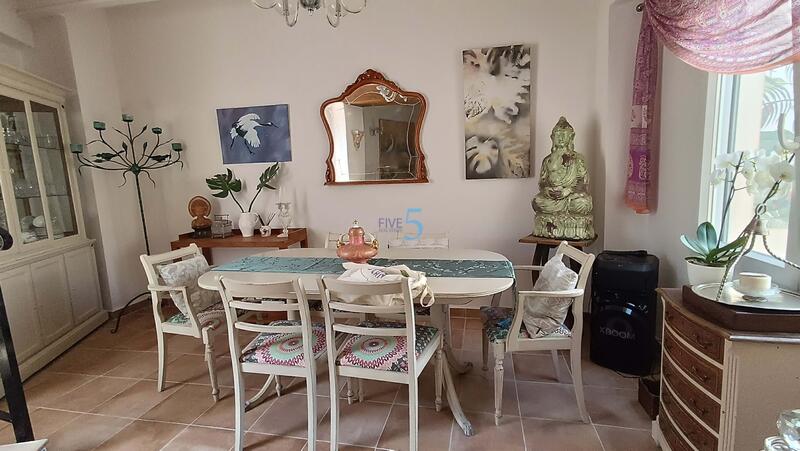 5 bedroom Townhouse for sale
