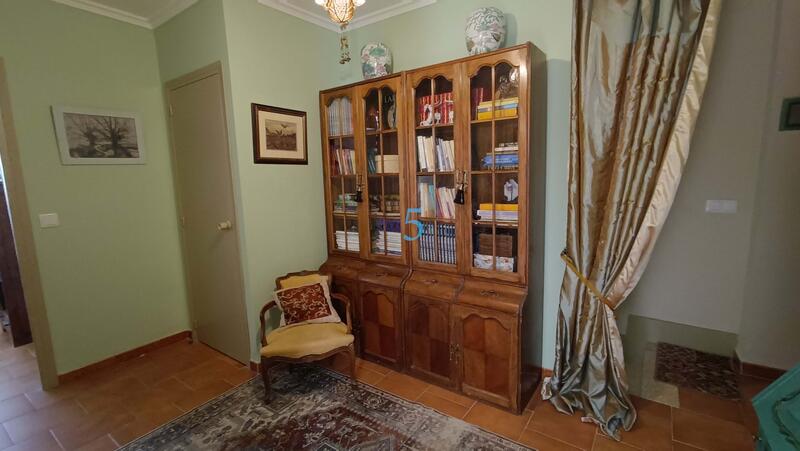 5 bedroom Townhouse for sale