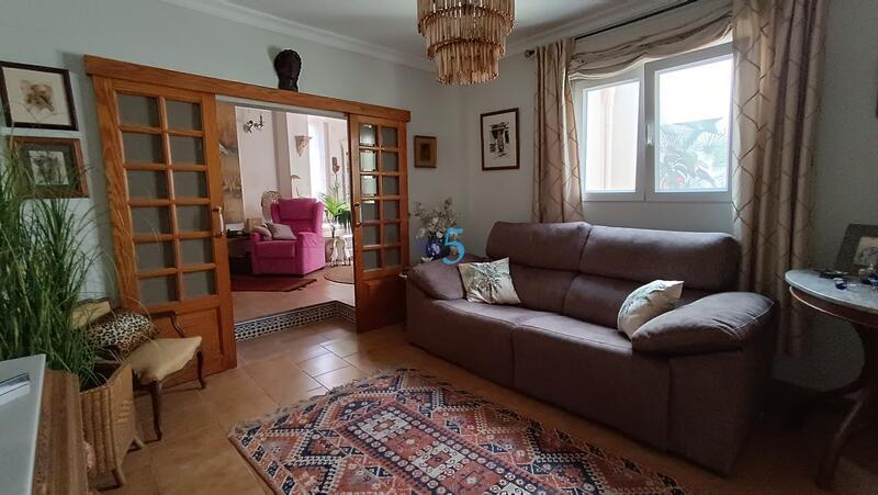 5 bedroom Townhouse for sale
