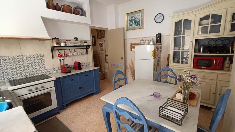 5 bedroom Townhouse for sale