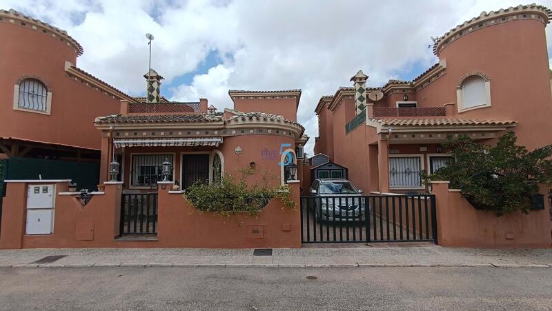 Villa zu verkaufen in Orihuela, Alicante