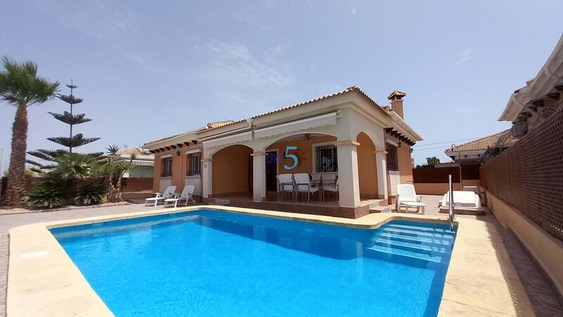 Villa til salg i Los Montesinos, Alicante