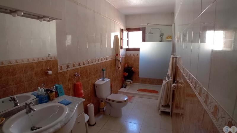 2 slaapkamer Gezinswoning Te koop